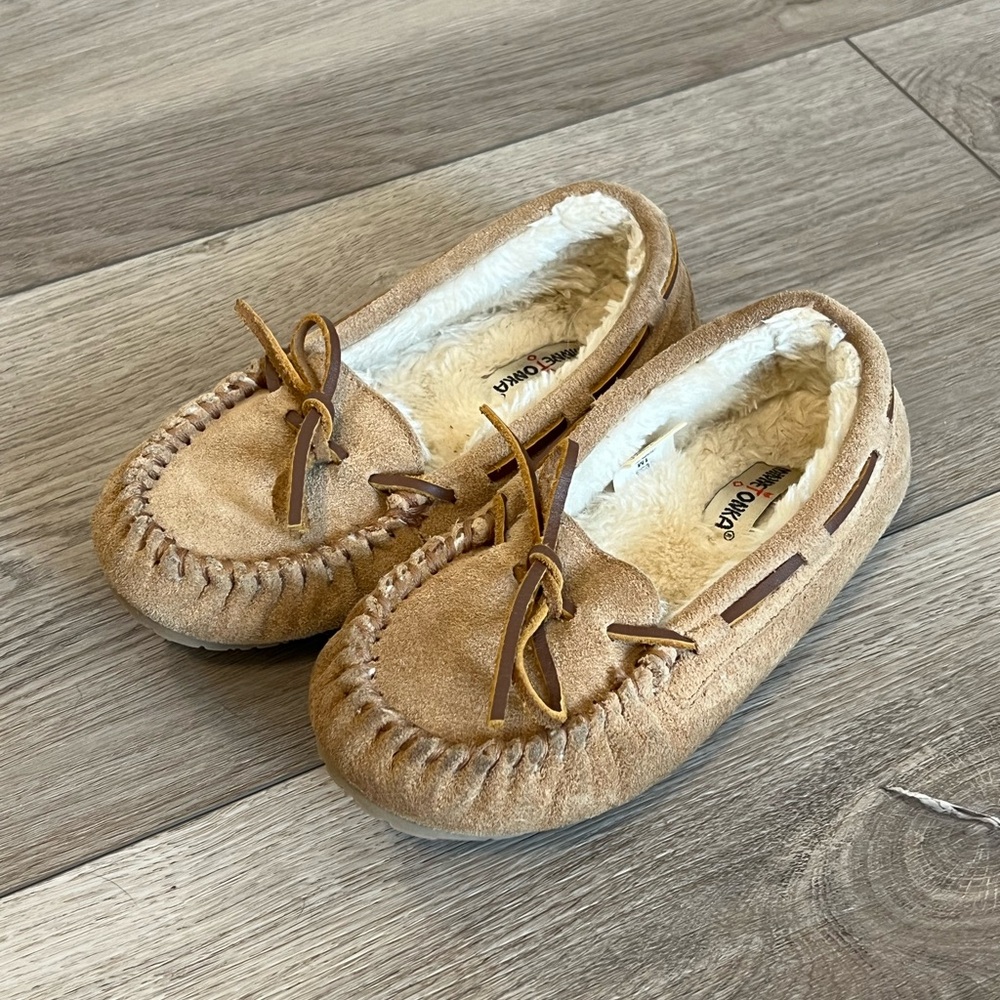 Minnetonka Kids’ Cassie Moccasin Slipper - Picture 3 of 10